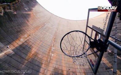Muž ze závratné výšky 130 metrů krásně trefil basketbalový koš a stanovil nový světový rekord! Muž ze závratné výšky 130 metrů krásně trefil basketbalový koš a stanovil nový světový rekord!