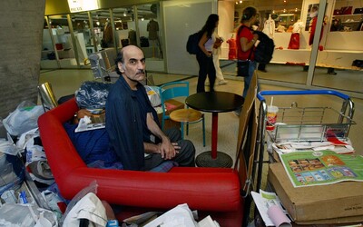 Muž žil na parížskom letisku 18 rokov. Iránec, podľa ktorého natočili aj film, zomrel v jednom z terminálov