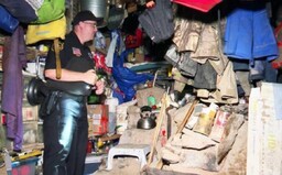 Muža podozrivého z incestu a sexuálneho zneužívania detí našli v bunkri, ktorý poháňal solárnou energiou