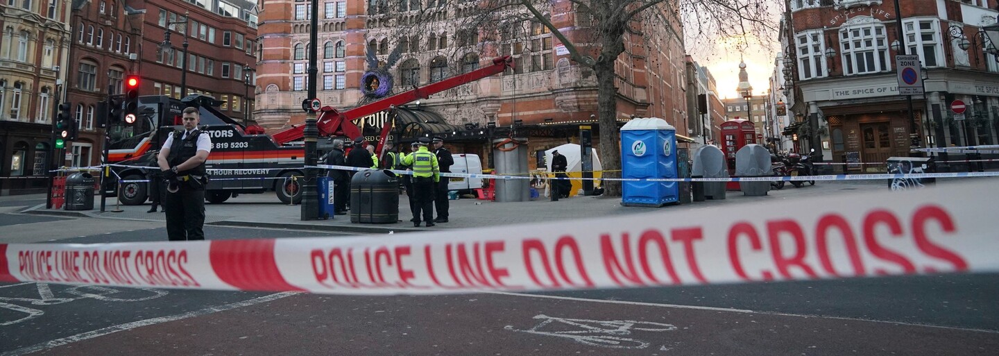 Muža v centre Londýna usmrtil výsuvný pisoár. Zachraňovalo ho až 25 hasičov 
