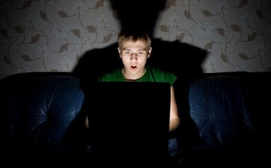 Muža vyhodili z práce za stiahnuté porno vo firemnom notebooku. Súd mu priznal tučné odškodné Muža vyhodili z práce za stiahnuté porno vo firemnom notebooku. Súd mu priznal tučné odškodné
