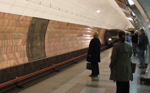 Muže v Praze srazilo metro, nepřežil. Podle svědků ho do kolejiště někdo strčil, policie obvinila dva lidi