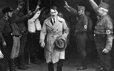 Múzeum v Indonézii muselo odstrániť voskovú figurínu Hitlera. Ľudia si pri nej robili usmiate selfie Múzeum v Indonézii muselo odstrániť voskovú figurínu Hitlera. Ľudia si pri nej robili usmiate selfie