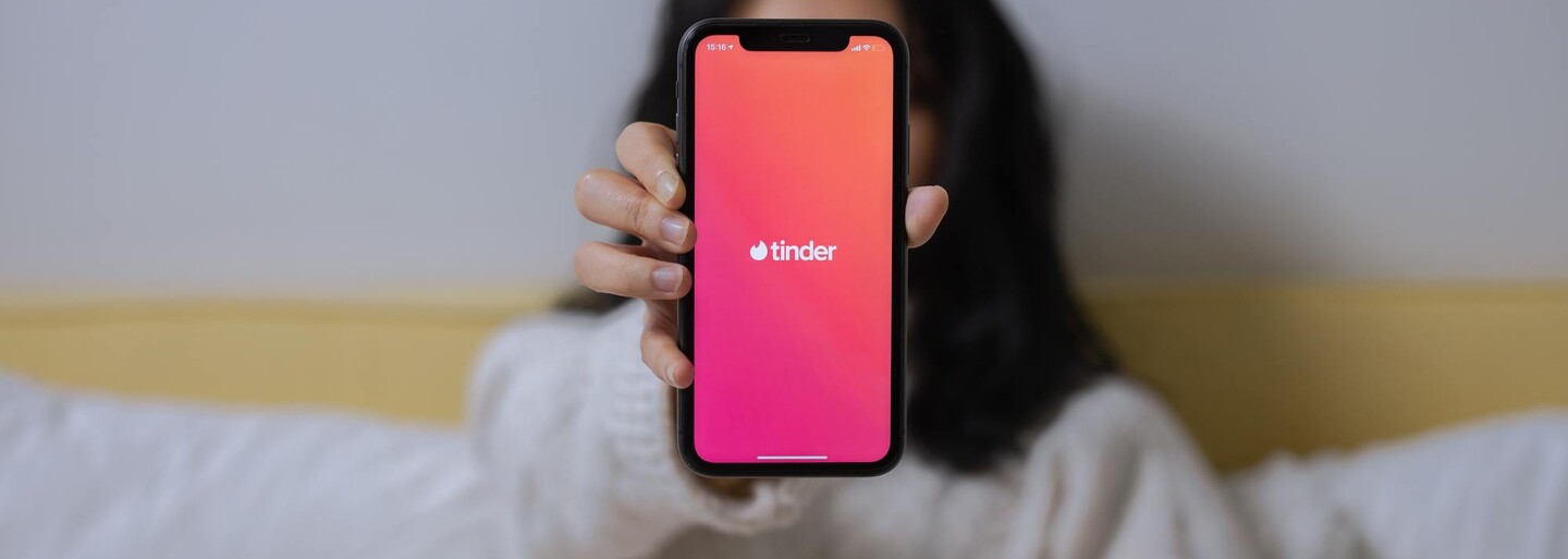 Muži s fotkami bez trička jsou na Tinderu méně atraktivní i kompetentní navázat vztah, tvrdí studie