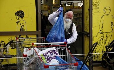 Muži si oblizovali ruky a utierali si sliny na potraviny v supermarkete. Mäso či zeleninu za tisíce museli vyhodiť Muži si oblizovali ruky a utierali si sliny na potraviny v supermarkete. Mäso či zeleninu za tisíce museli vyhodiť