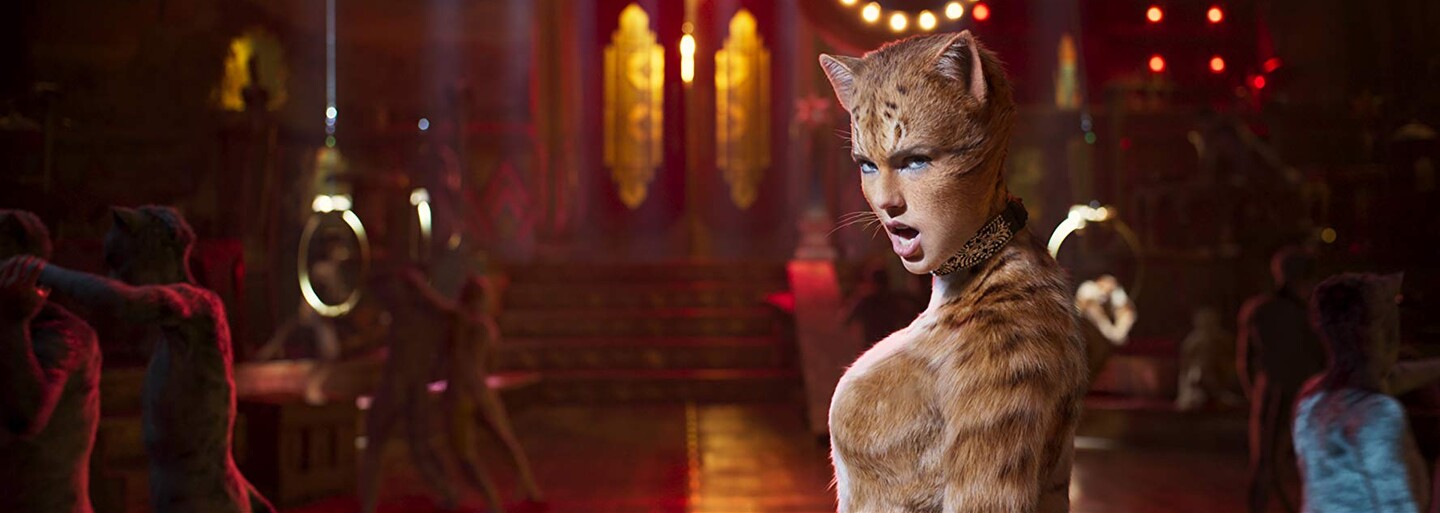 Muzikál Cats pôsobí ako CGI pohroma s podivnými výrazmi hercov, ktorí stvárňujú mačky