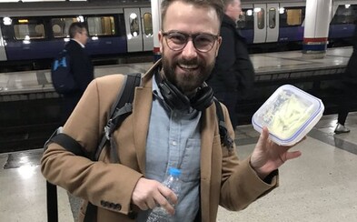 Mužovi ráno vypadla desiata. Jeden z cestujúcich spustil záchrannú misiu a hummus s uhorkou vrátil Mužovi ráno vypadla desiata. Jeden z cestujúcich spustil záchrannú misiu a hummus s uhorkou vrátil