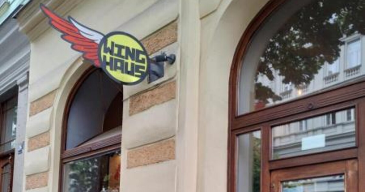 Inspekce zavřela známou pražskou restauraci. Našla zanedbané toalety a nevhodně skladované potraviny