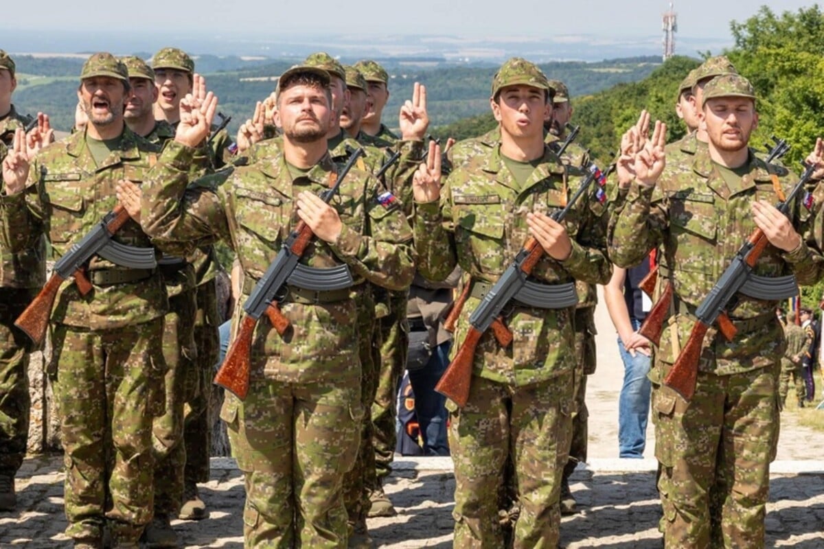 Robert Kaliňák (vľavo) počas prísahy po absolvovaní výcviku NOS.