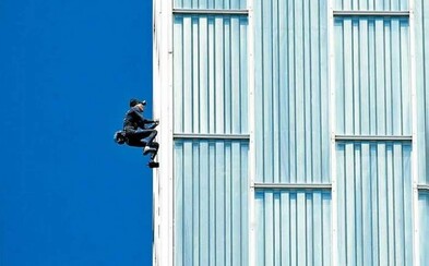 Na 116-metrový mrakodrap vyliezol len s holými rukami. Alain pokoril 31 poschodí bez akéhokoľvek istenia, na streche ho však čakala polícia Na 116-metrový mrakodrap vyliezol len s holými rukami. Alain pokoril 31 poschodí bez akéhokoľvek istenia, na streche ho však čakala polícia