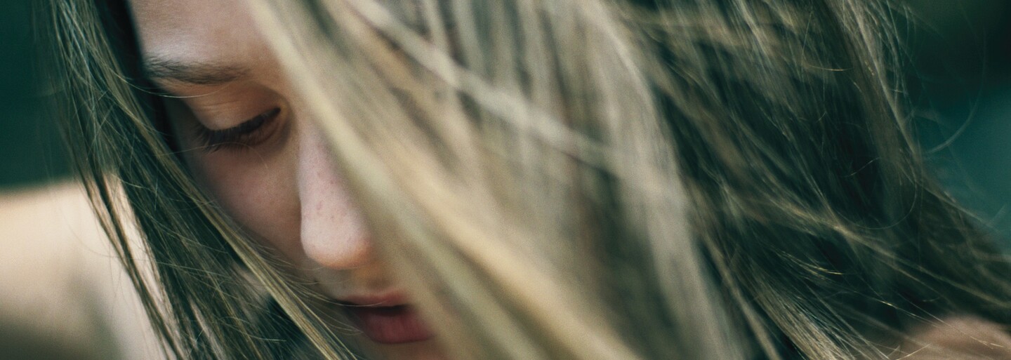 Na Berlinale ocenený slovenský film Piata loď sa do slovenských kín dostáva nezaslúžene len v tieni Únosu a Všetko alebo nič (Recenzia)