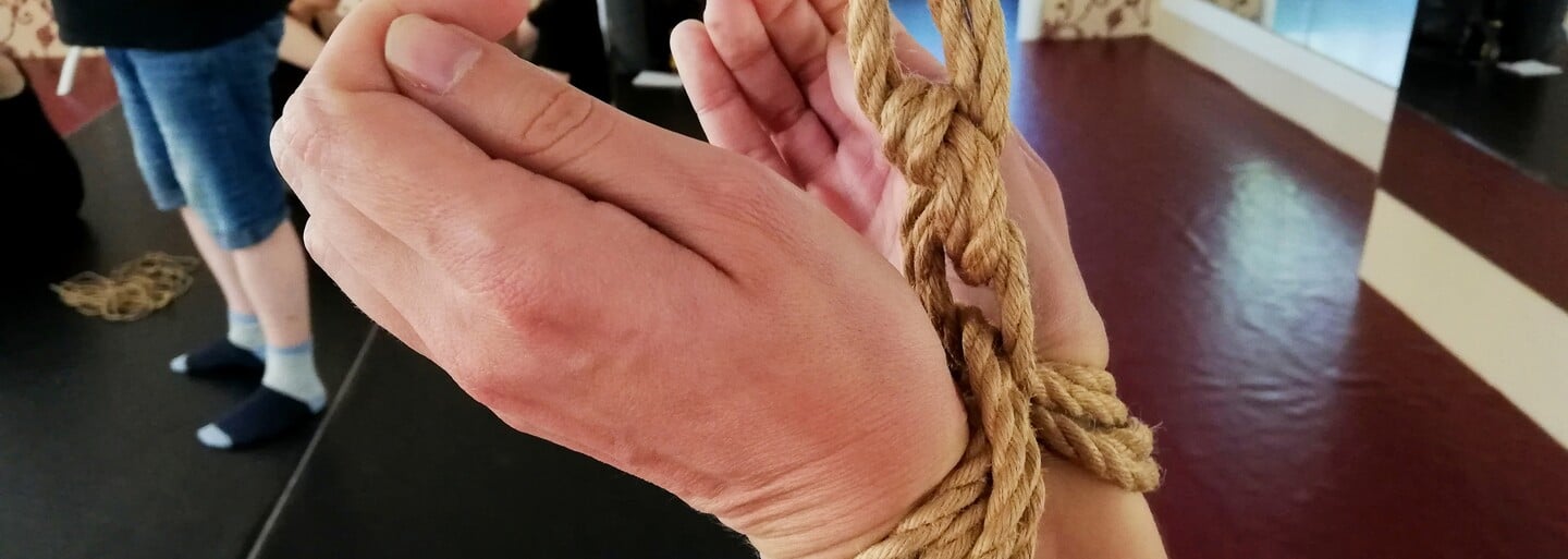 Na bondage workshopy chodia najmä ženy, ktoré tam dotiahnu svojich hanblivejších partnerov. Ako taký workshop prebieha? (Reportáž)