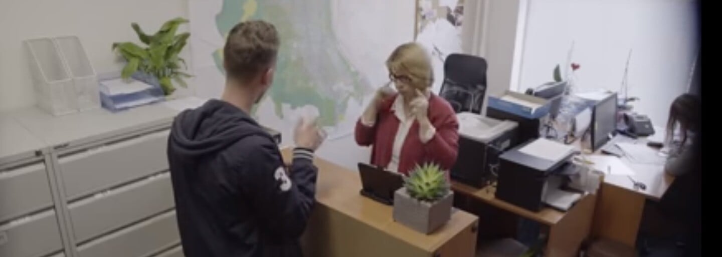 Na bratislavský miestny úrad prepašovali skryté kamery. Keď na návštevníkov začala pani so znakovou rečou, vzniklo mnoho vtipných situácií