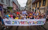 Na bratislavský Pride prišlo podľa organizátorov 9 000 ľudí. V meste bolo aj skromnejšie zhromaždenie Hrdí na rodinu