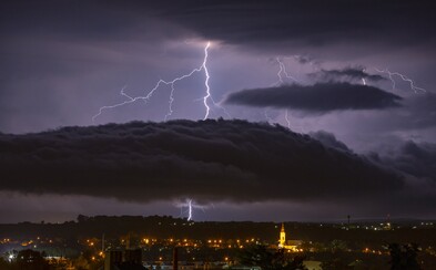 Na Česko se ženou silné bouře, kroupy a vichr. Meteorologové varují i před povodněmi. Na Česko se ženou silné bouře, kroupy a vichr. Meteorologové varují i před povodněmi.