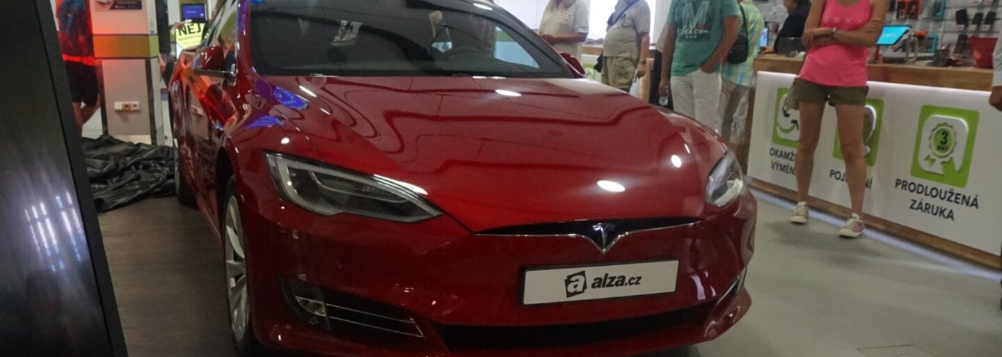 Na českom internete sa do vtipnej diskusie pustili najväčší predajcovia elektroniky aj Škoda. Alza je všetkým so svojím predajom Tesly na smiech