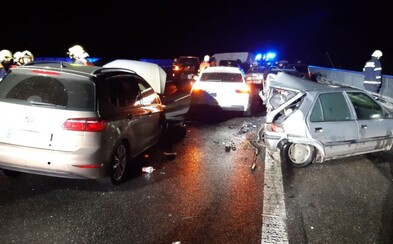 Na dálnici D10 se srazilo 27 aut. Řidiče oslepil kouř ze zapálených pneumatik Na dálnici D10 se srazilo 27 aut. Řidiče oslepil kouř ze zapálených pneumatik
