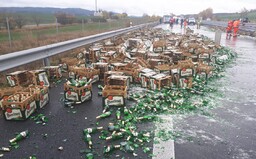 Na dálnici D5 se vysypal náklad s plzeňským pivem