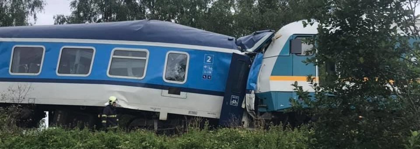 Na Domažlicku se srazily dva vlaky. Tři lidé přišli o život, na místě jsou čtyři těžce zranění