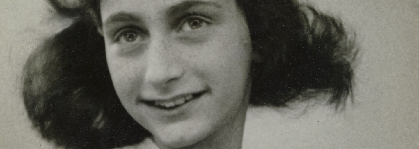 Na dům Anny Frank někdo promítal konspirační video popírající holocaust