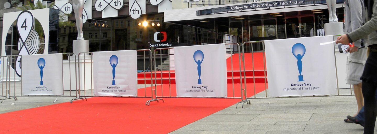 Na filmovom festivale v Karlových Varoch sa striedali známe tváre z celého sveta. Celebritné róby na seba nenechali dlho čakať