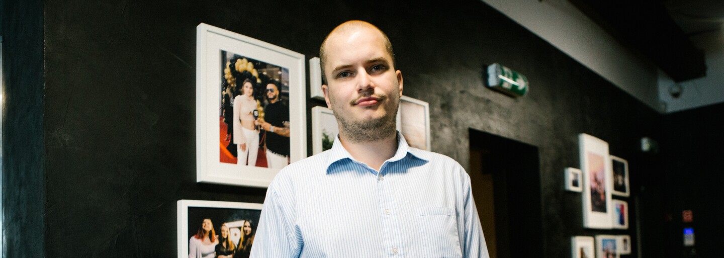 Na Instagrame má 30-tisíc sledovateľov, bude prvým slovenským novinárom na voľnej nohe. Adam Valček odchádza z redakcie (Rozhovor)