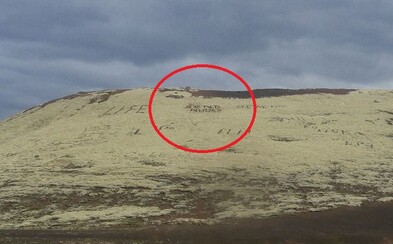 Na islandské skaly sa zvyčajne ryjú symbolické nápisy, no nájdu sa aj iné prípady. Obrovský nápis žiadajúci nahé fotky bude vidno aspoň 70 rokov Na islandské skaly sa zvyčajne ryjú symbolické nápisy, no nájdu sa aj iné prípady. Obrovský nápis žiadajúci nahé fotky bude vidno aspoň 70 rokov