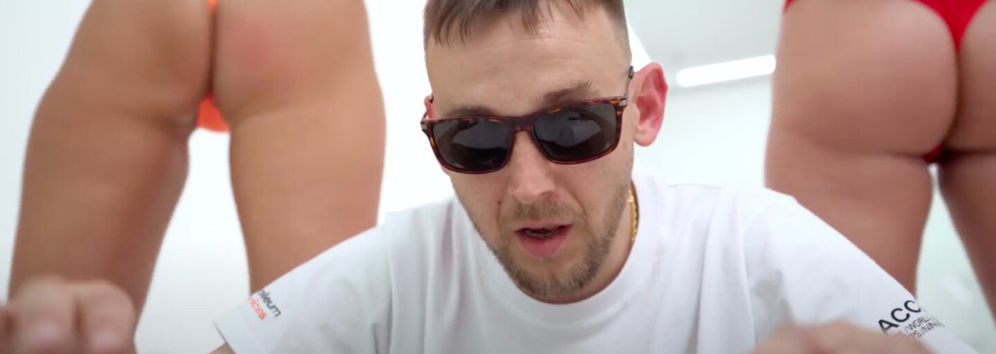 Na karlovarském festivalu ti čeští rapeři poví svou RapStory. V dokumentu s nevydanými záběry účinkují Yzomandias nebo Hugo Toxxx