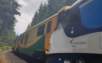 Na Karlovarsku se srazily dva vlaky. Srážce podlehli 2 lidé na místě, desítky zraněných odvážely i vrtulníky Na Karlovarsku se srazily dva vlaky. Srážce podlehli 2 lidé na místě, desítky zraněných odvážely i vrtulníky