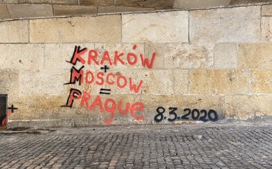 Na Karlově mostě se objevilo další graffiti. Někdo jej posprejoval názvy měst Na Karlově mostě se objevilo další graffiti. Někdo jej posprejoval názvy měst