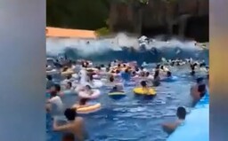 Na kúpalisku omylom vytvorili cunami. Zranilo sa viac ako 30 ľudí
