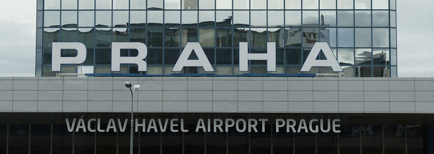 Na letišti v Praze zasahují policisté. Anonym nahlásil bombu na palubě letadla z Varšavy
