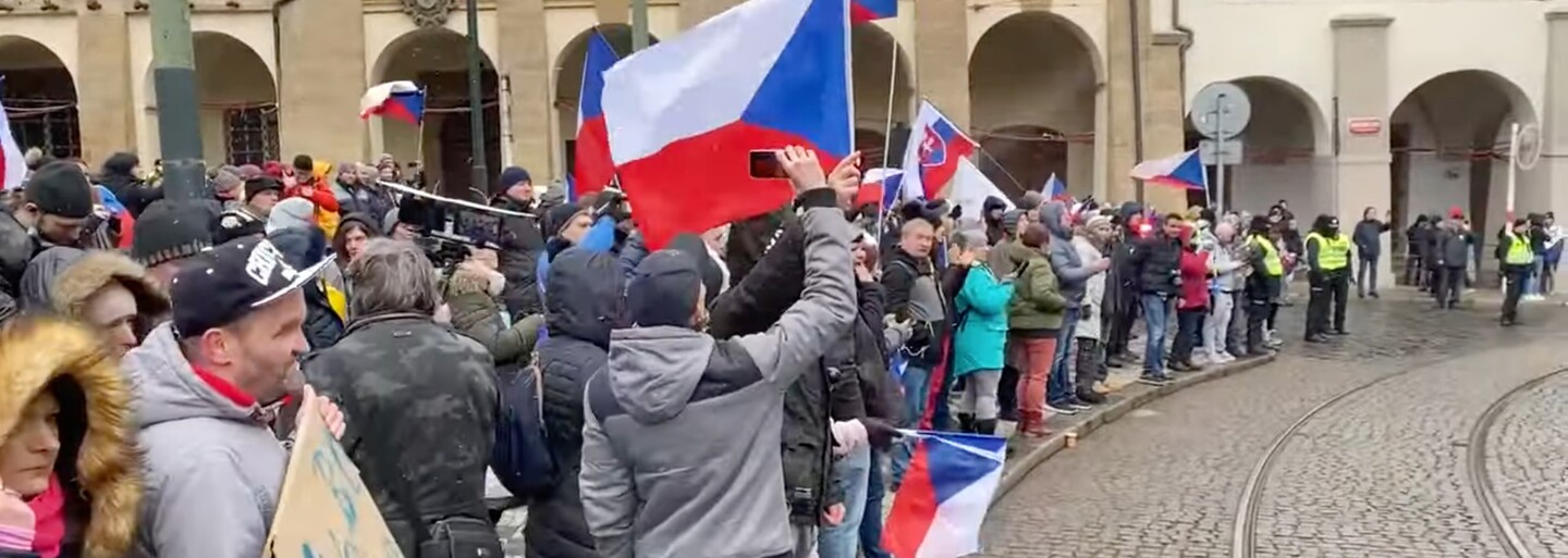 Na Malostranském náměstí se znovu protestuje proti pandemickému zákonu. Jeden policista byl zraněn