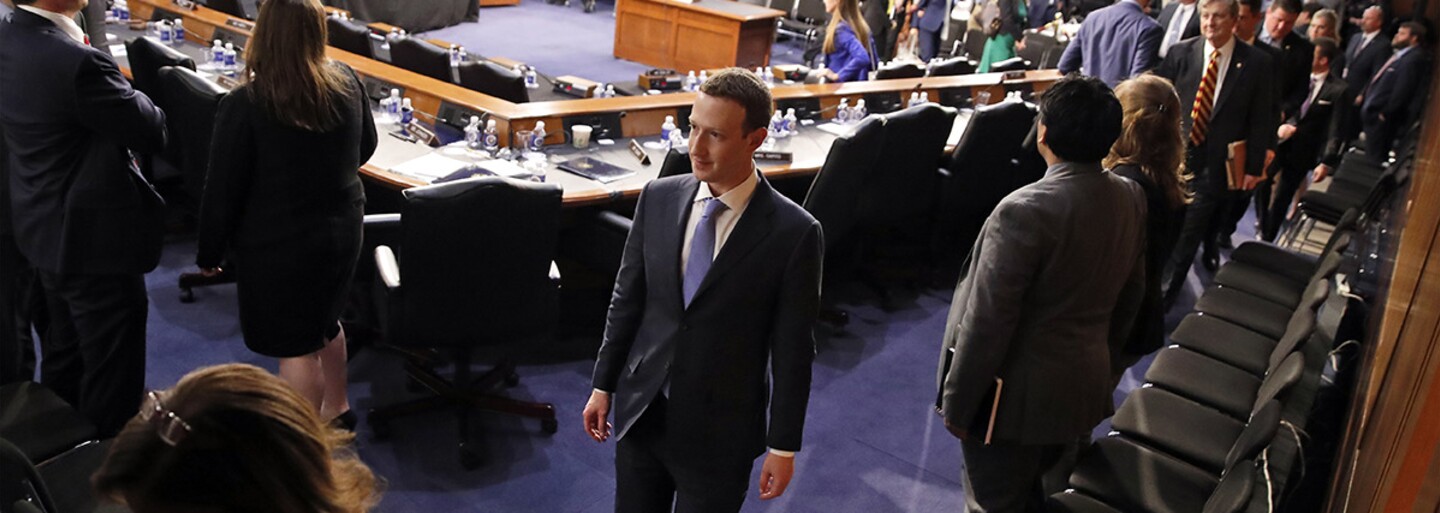 Na Markovi Zuckerbergovi sa zabáva celý internet. Svojím robotickým vzhľadom aj prejavom v Kongrese inšpiroval množstvo vtipov