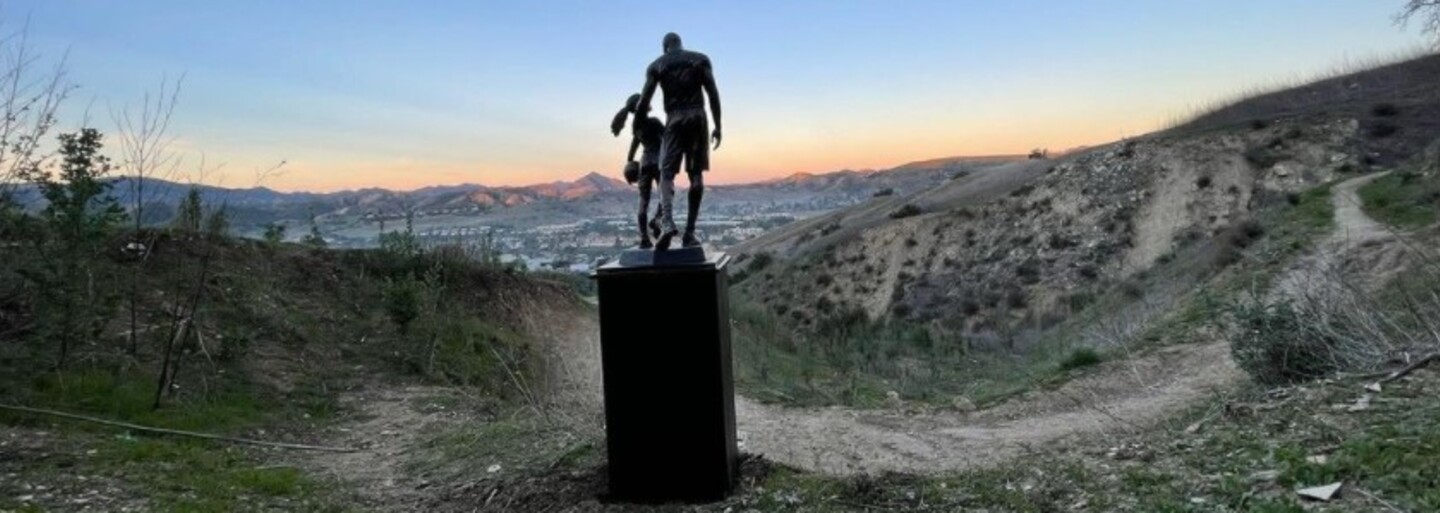 Na miesto havárie vrtuľníka, pri ktorej zahynul Kobe Bryant so svojou dcérou, umiestnili ich sochu v životnej veľkosti