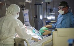 Na ministerstvu zdravotnictví se rozdávaly odměny až čtvrt milionu korun. Lékaři nedostali nic