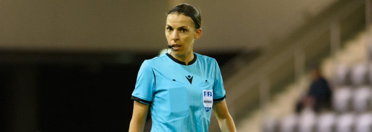 Na mistrovství světa ve fotbale v Kataru budou poprvé mezi rozhodčími i ženy
