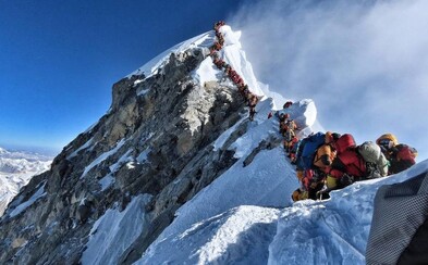 Na Mount Everest nebude môcť vystúpiť hocikto. Kvôli minuloročným tragédiám zaviedli sprísnené pravidlá Na Mount Everest nebude môcť vystúpiť hocikto. Kvôli minuloročným tragédiám zaviedli sprísnené pravidlá