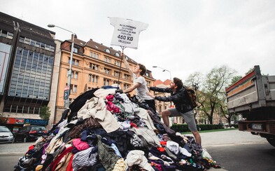 Na Námestí SNP vyrástla kopa starého oblečenia. Fashion Revolution opäť prichádza aj na Slovensko Na Námestí SNP vyrástla kopa starého oblečenia. Fashion Revolution opäť prichádza aj na Slovensko