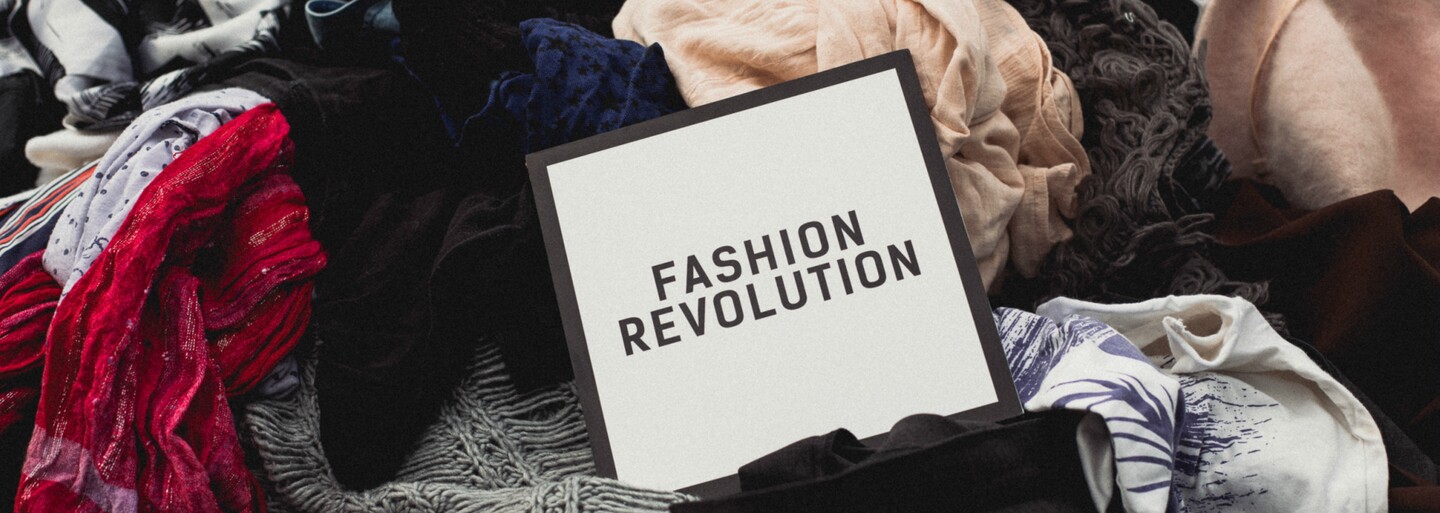 Na Námestí SNP vyrástla kopa starého oblečenia. Fashion Revolution opäť prichádza aj na Slovensko