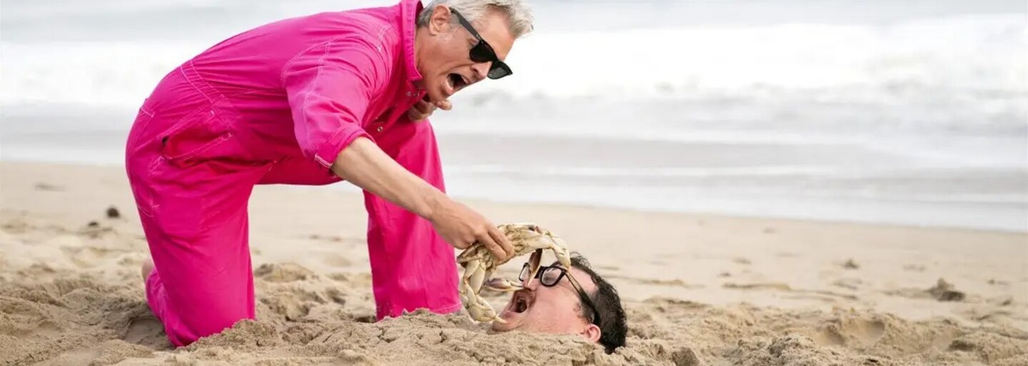 Na Netflixe vyšiel nový film Jackass 4,5. Uvidíš v ňom, ako sa udierajú bowlingovými guľami a nechávajú sa obhrýzať medveďom