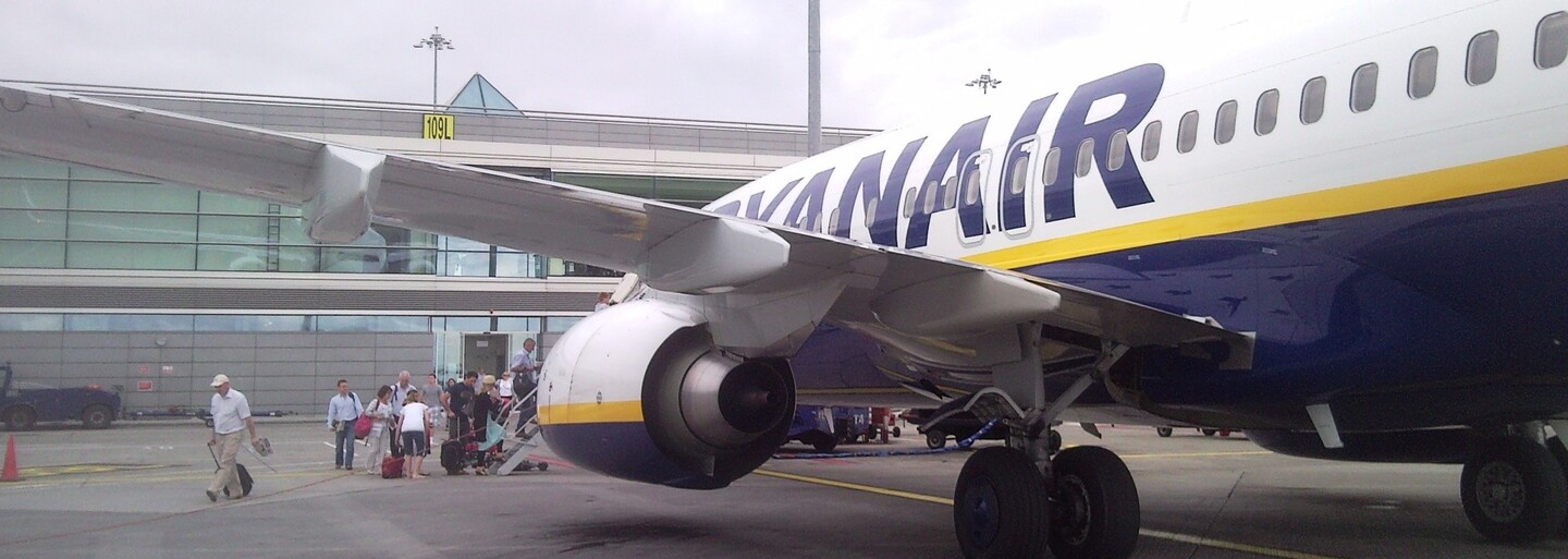 Na palube lietadla Ryanairu sa strhla skupinová bitka. Kapitán radšej núdzovo pristál, keď opitý muž osočoval staršiu ženu