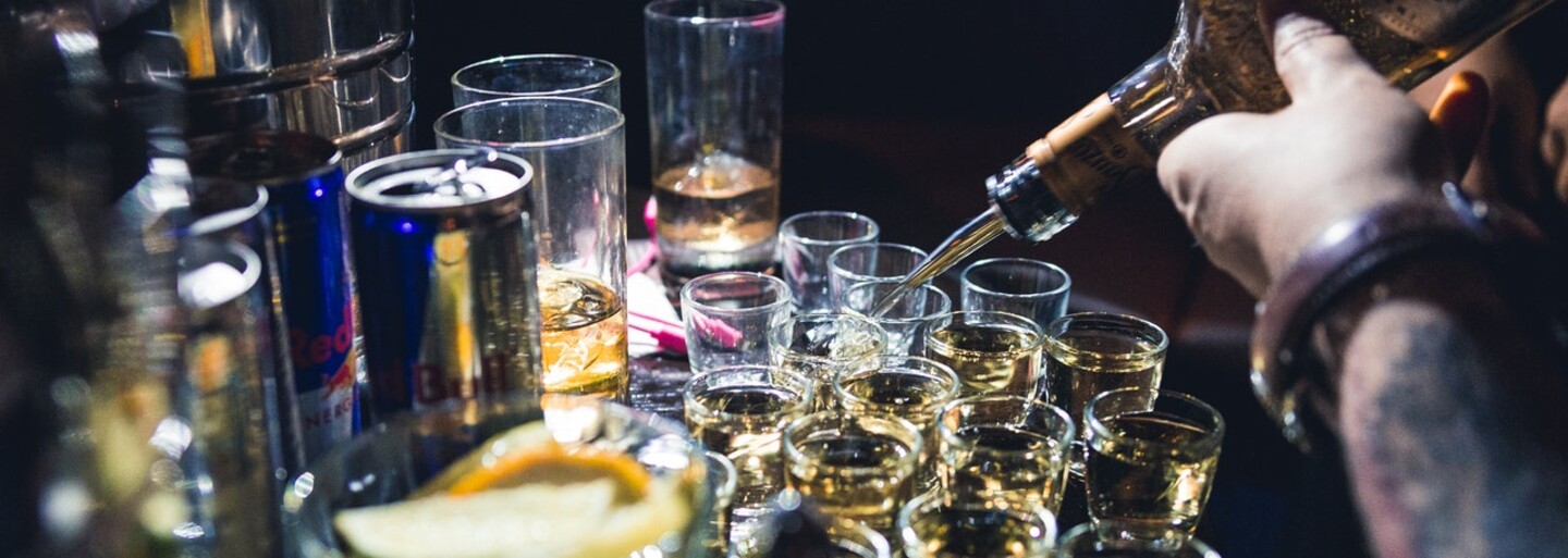 Na párty sa vypilo toľko alkoholu, že „nafúkal“ ešte aj vzduch v dome. Pred privolanými policajtmi chceli študenti vyskočiť von oknom