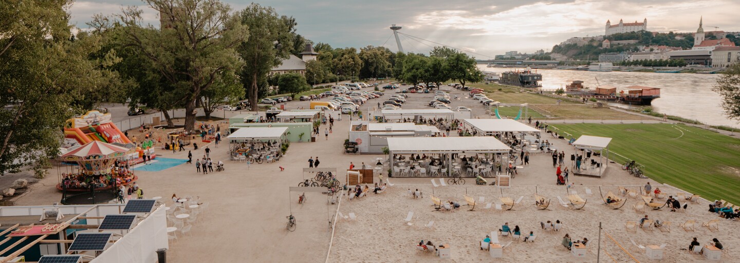 Na pláži pri Dunaji si môžeš dať raňajky po celý deň: Tyršák ponúka biely piesok, čapované pivo, ale aj nadýchanú omeletu
