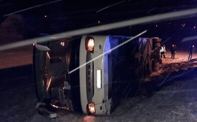 Na Plzeňsku havaroval autobus, čtyři lidé jsou zranění Na Plzeňsku havaroval autobus, čtyři lidé jsou zranění