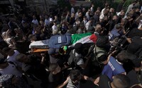 Na pohřbu novinářky zastřelené v Izraeli zasahovali policisté. Osoby v procesí bili obušky