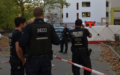 Na policajtov vytiahol 70-centimetrovú čepeľ, tí sa bránili streľbou. Útočník v nemocnici zomrel Na policajtov vytiahol 70-centimetrovú čepeľ, tí sa bránili streľbou. Útočník v nemocnici zomrel