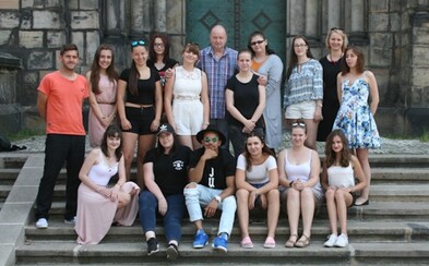 Na Praze 8 docházejí studenti za seniory a zpříjemňují jim stáří. Patronem Hodinových vnuků je i Ben Cristovao Na Praze 8 docházejí studenti za seniory a zpříjemňují jim stáří. Patronem Hodinových vnuků je i Ben Cristovao