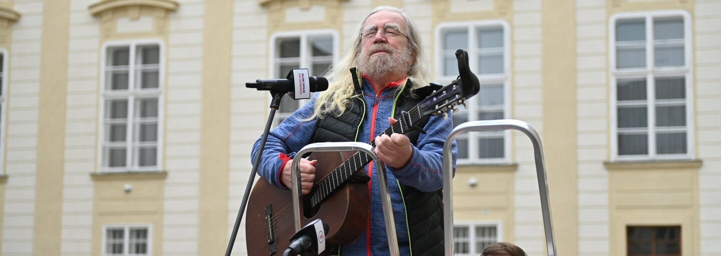 Na Pražský hrad přišly stovky lidí, loučily se se Zemanovou „érou arogance a pohrdání lidmi“