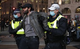 Na proteste proti lockdownu v Londýne zatkli vyše 60 osôb. Keď polícia dav rozohnala, začali byť agresívni